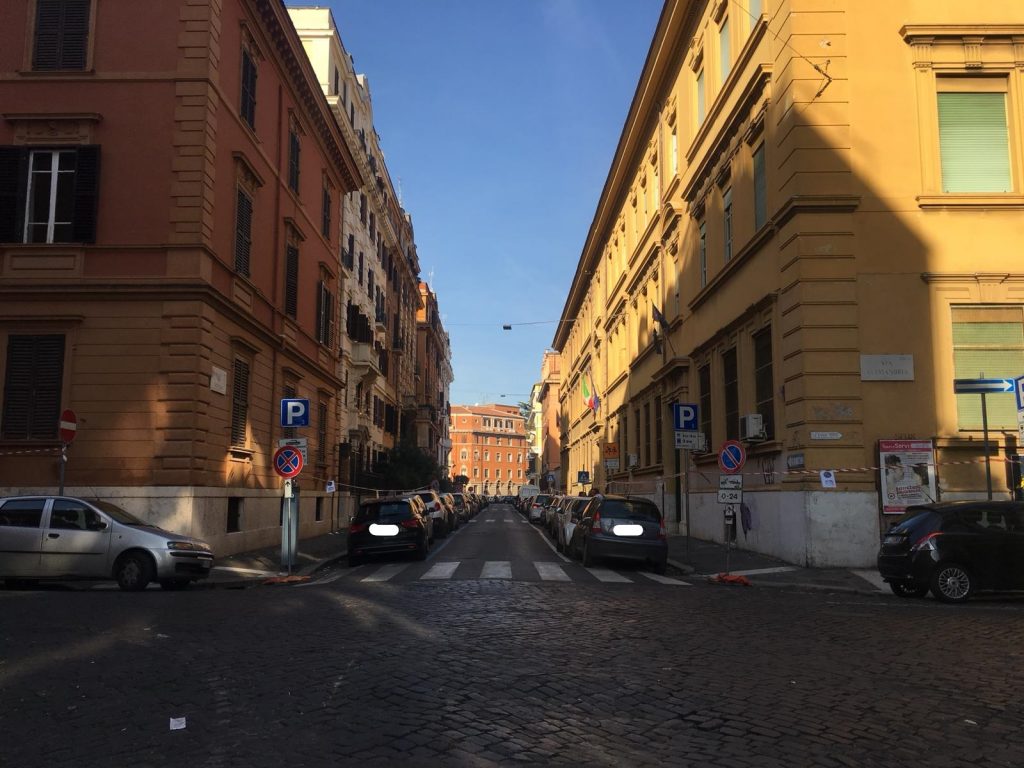 Il divieto di sosta istituito in via Novara