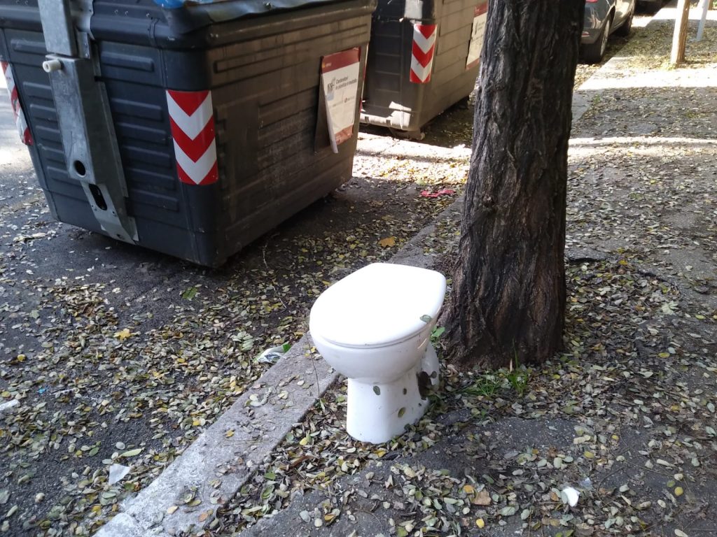 Il wc abbandonato in via Panaro