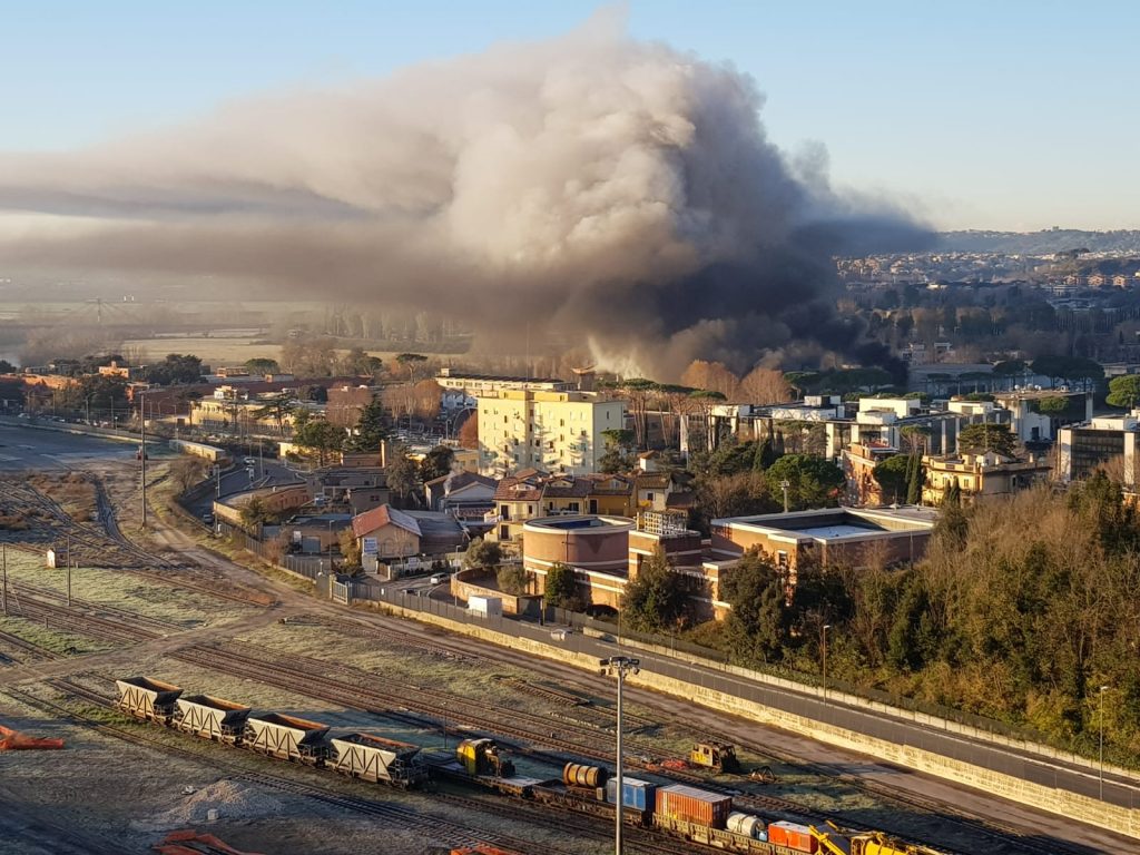 Il fumo dell'incendio al Tmb visibile da Fidene