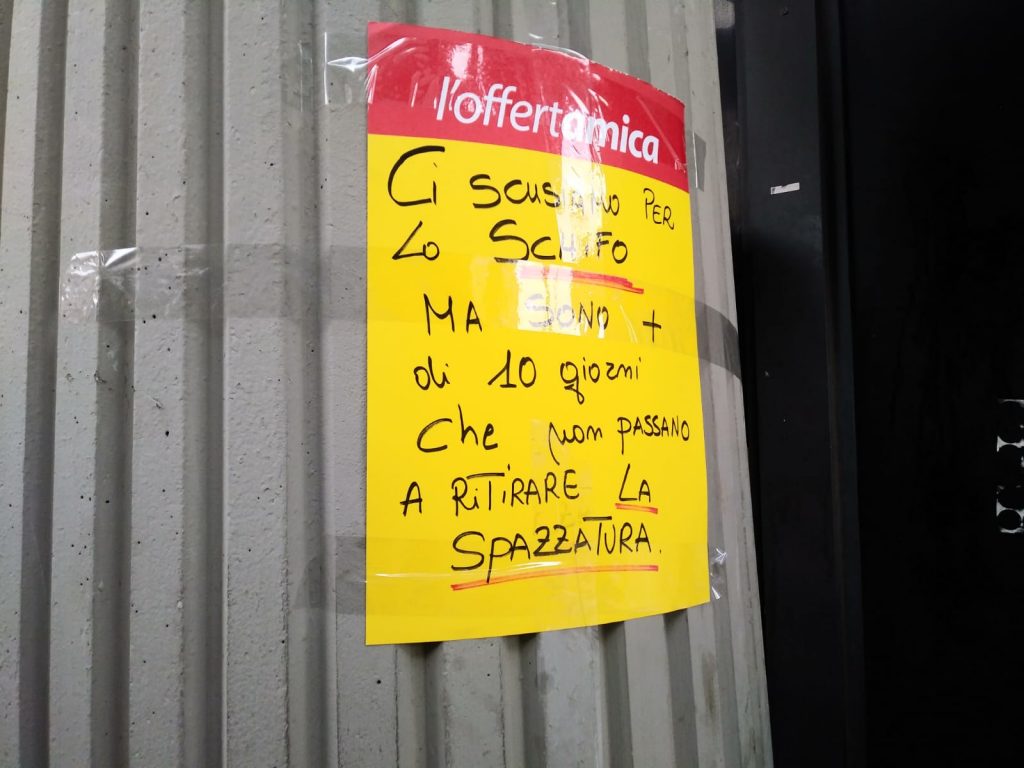 Il messaggio sopra ai rifiuti in viale Regina Margherita