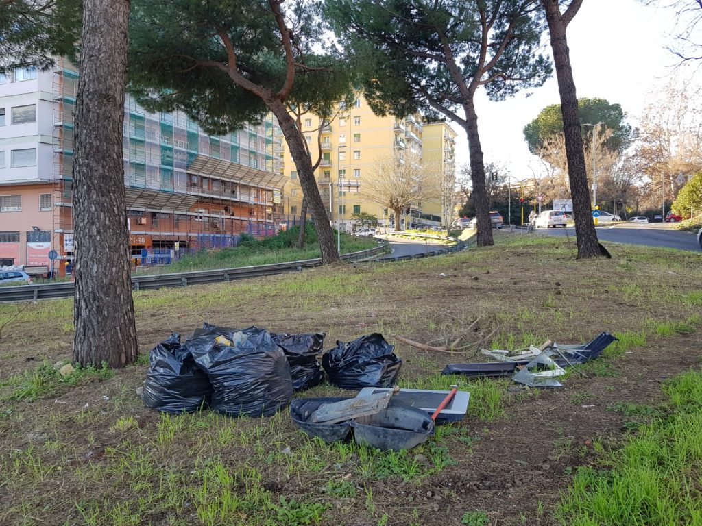 Rifiuti sotto al Ponte delle Valli