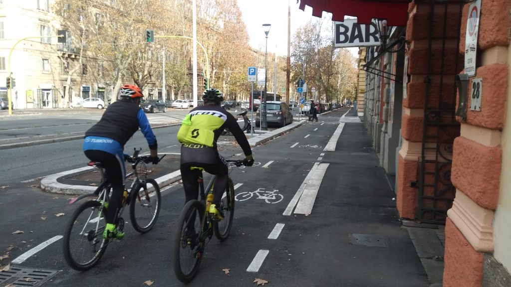 Ciclisti in via Nomentana