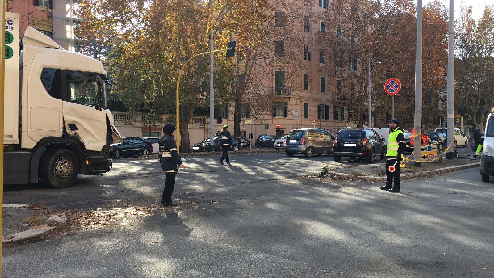 Via Nomentana, incidente tra auto e camion all'incrocio con via Pola