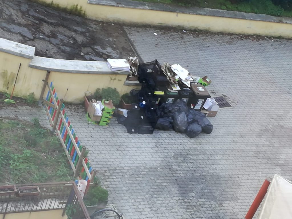 I rifiuti abbandonati nel giardino della scuola Montessori