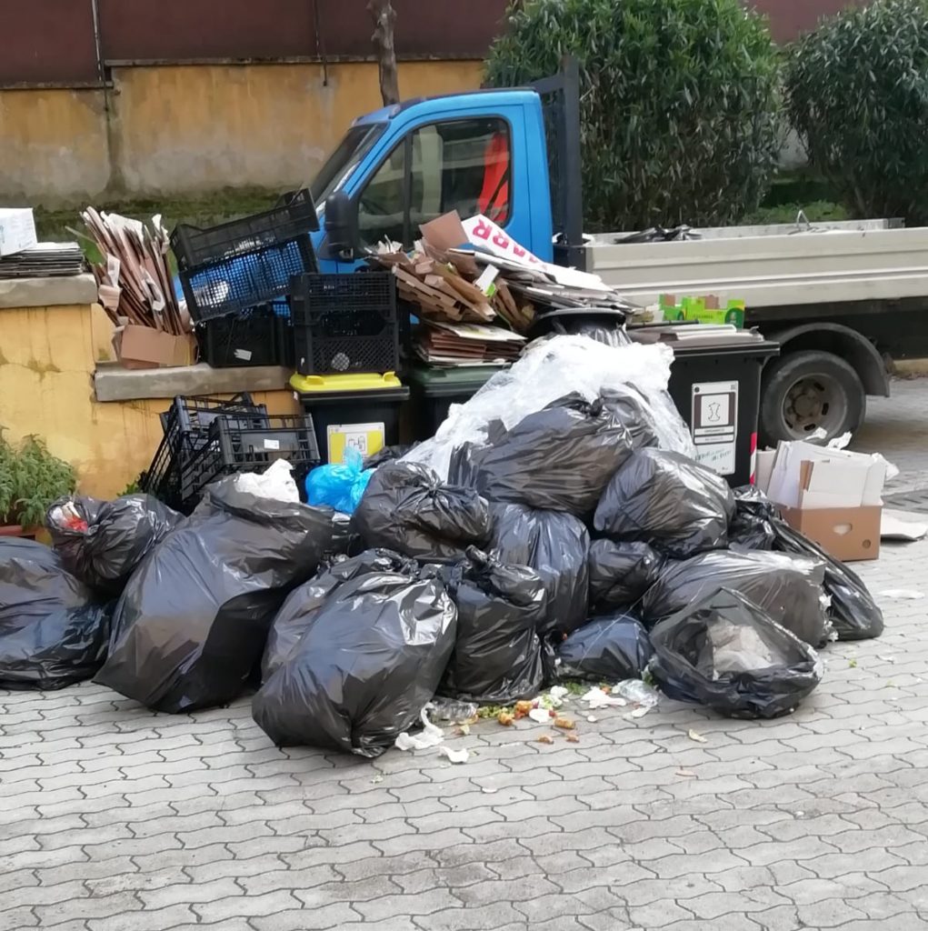 I rifiuti abbandonati nel giardino della scuola Montessori