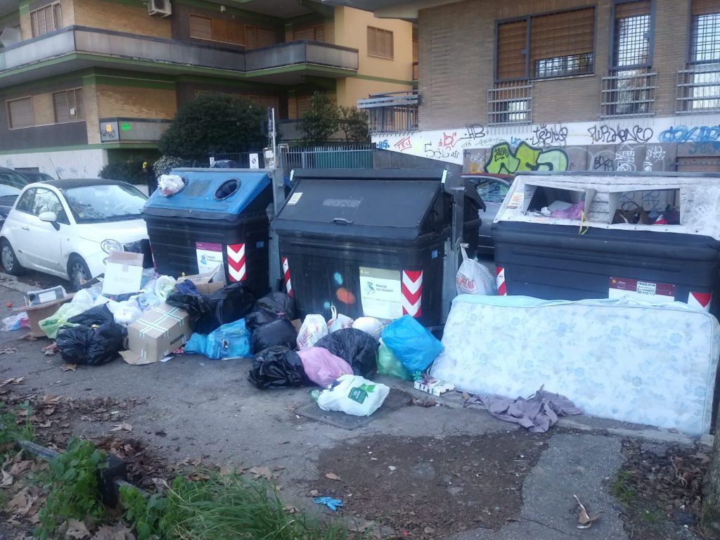 Il materasso abbandonato tra i rifiuti di via Mascagni