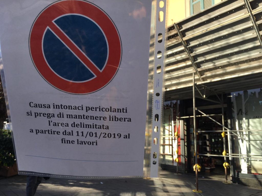 Il cartello con il divieto di sosta in via Nemorense