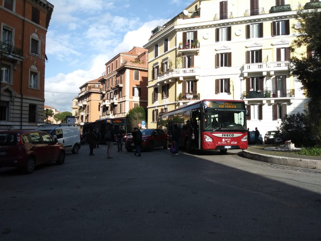 L'autobus incastrato da un'auto in sosta vietata in piazza Dalmazia