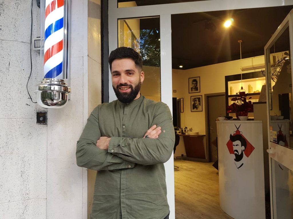 Michel, barbiere, è uno degli intervistati che vuole contribuire al decoro del quartiere