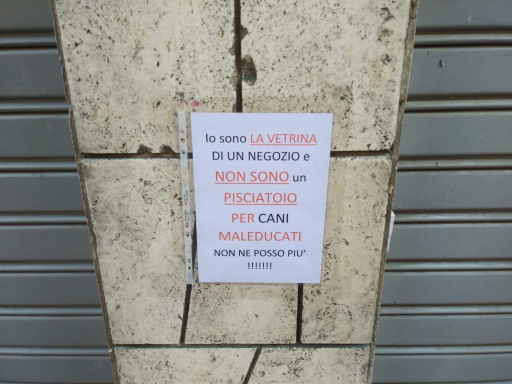 Il cartello appeso sul muro di via Luigi Mancinelli