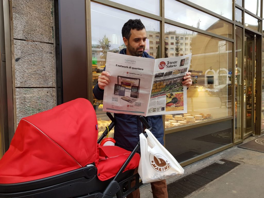 Manuele, grafico e padre da tre mesi, legge Roma H24 a viale Libia