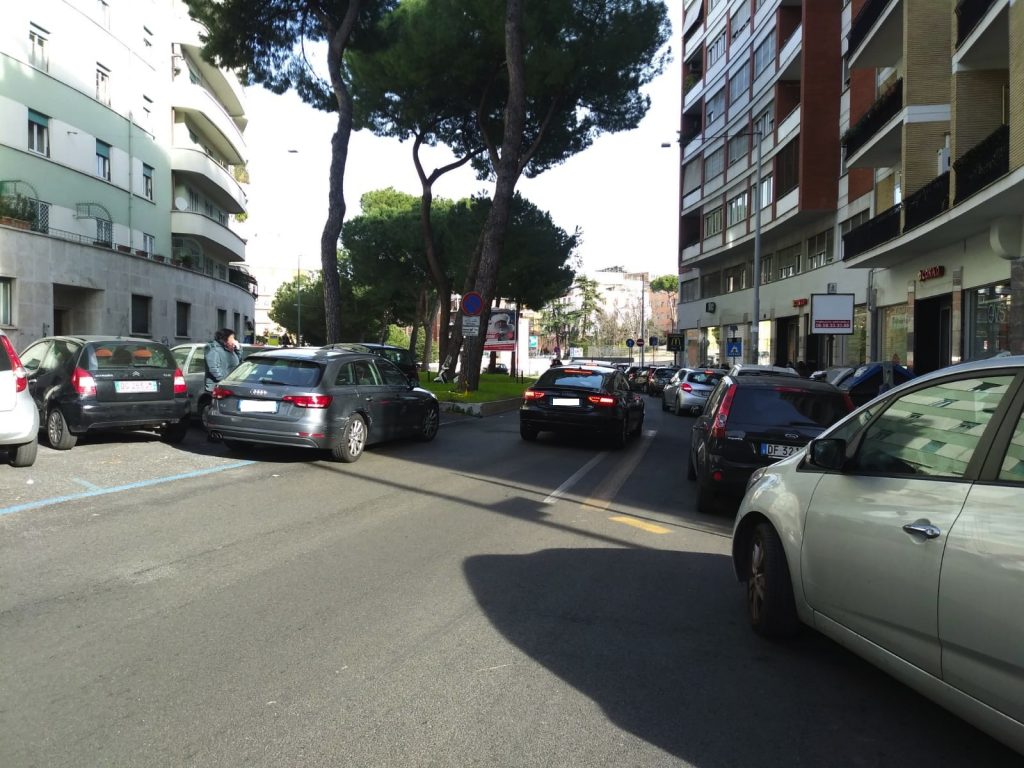 Le auto parcheggiate sulla corsia preferenziale di corso Trieste