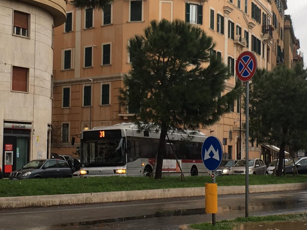 L'autobus fermo all'altezza di piazza Annibaliano