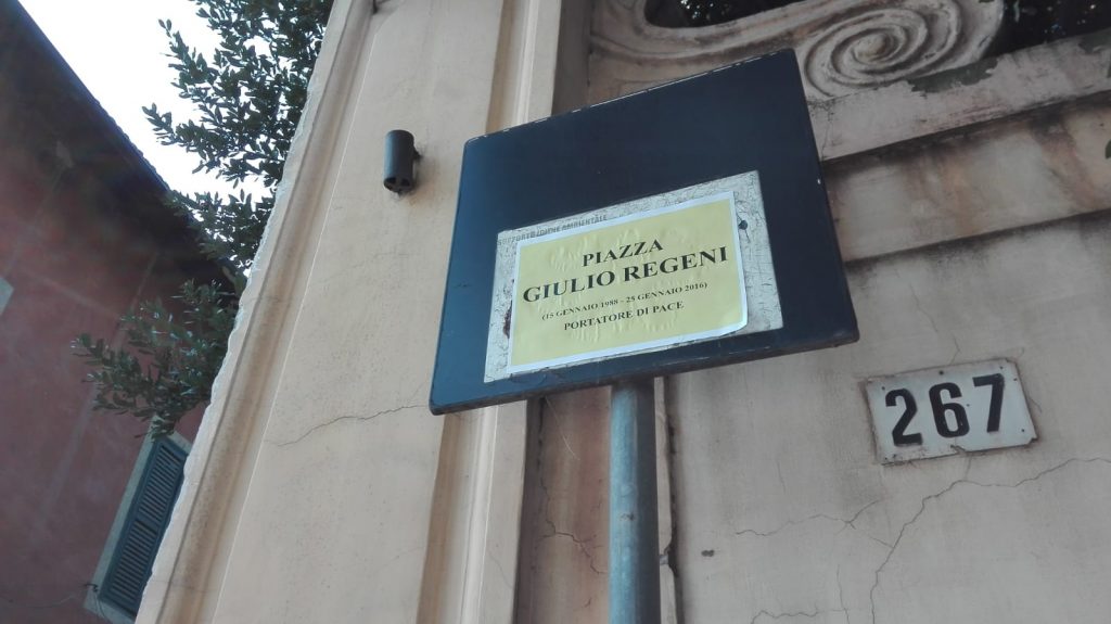 La targa per Giulio Regeni davanti all'ingresso di Villa Ada