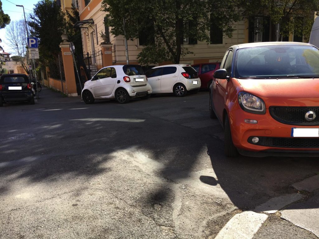 Le auto parcheggiate sulle strisce pedonali tra via Aterno e via Clitunno
