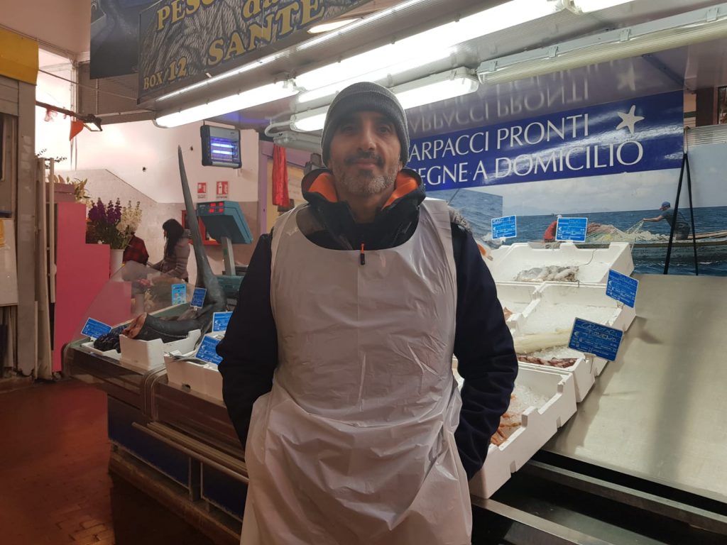 Sante, tifoso laziale, lavora al mercato Trieste