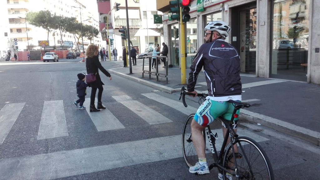 Stop alle auto e spazio a bici e pedoni nelle strade del quartiere