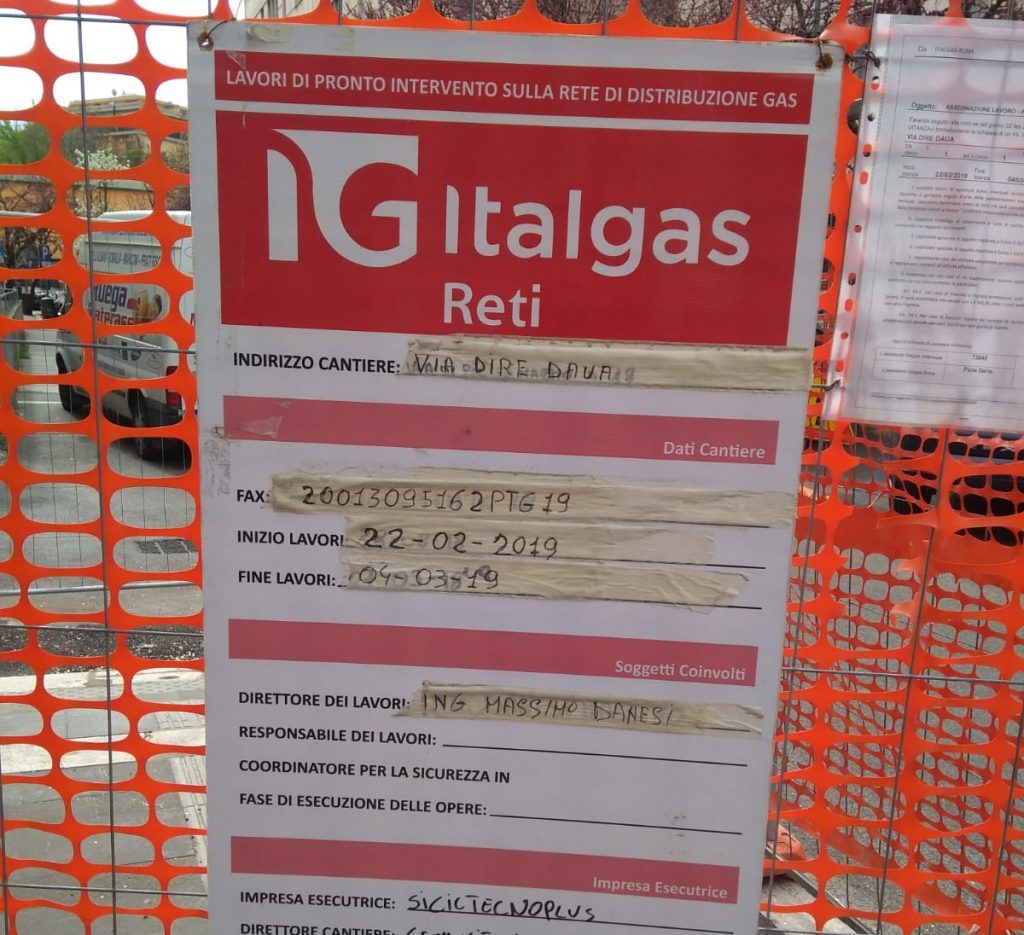 Il cartello di Italgas posto lungo la strada