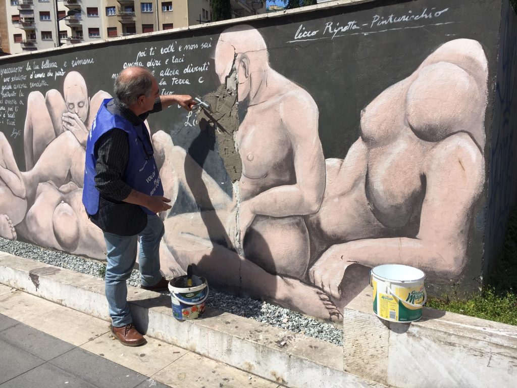Nino Trapani al lavoro per restaurare il murales