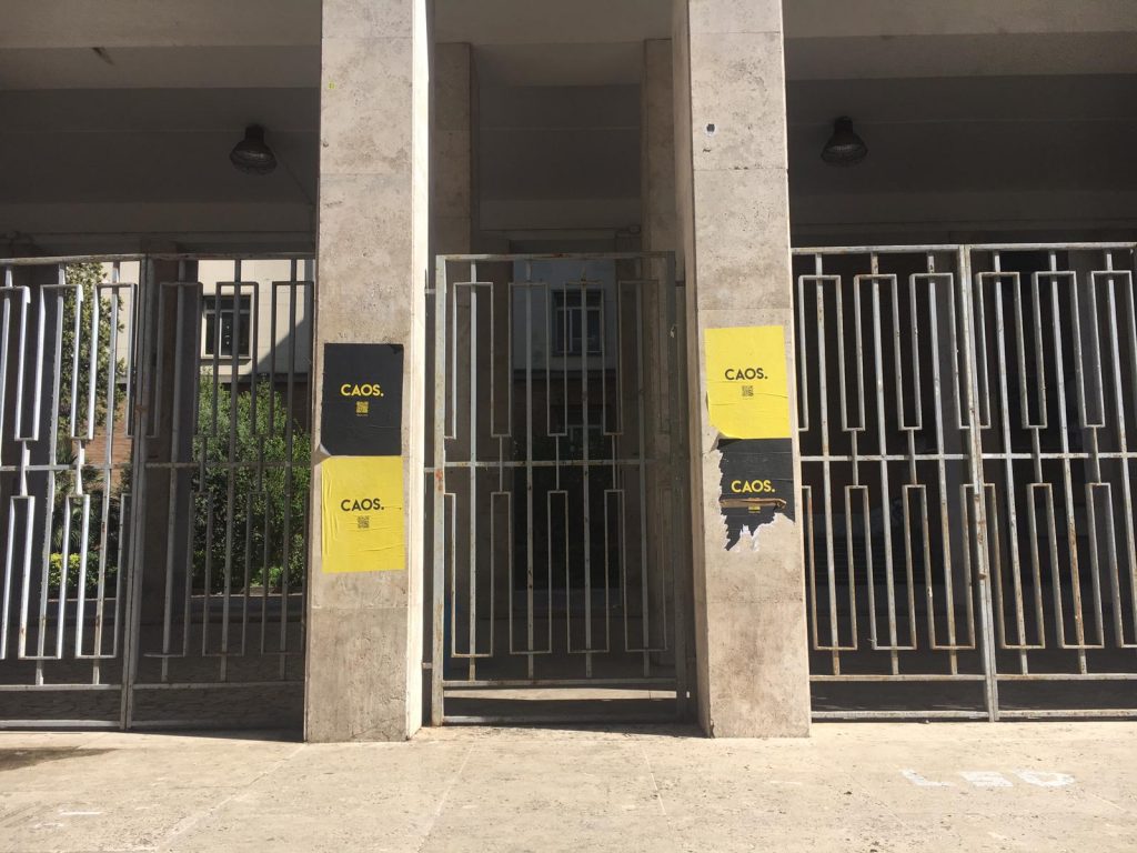 I manifesti affissi sulla facciata del liceo Giulio Cesare