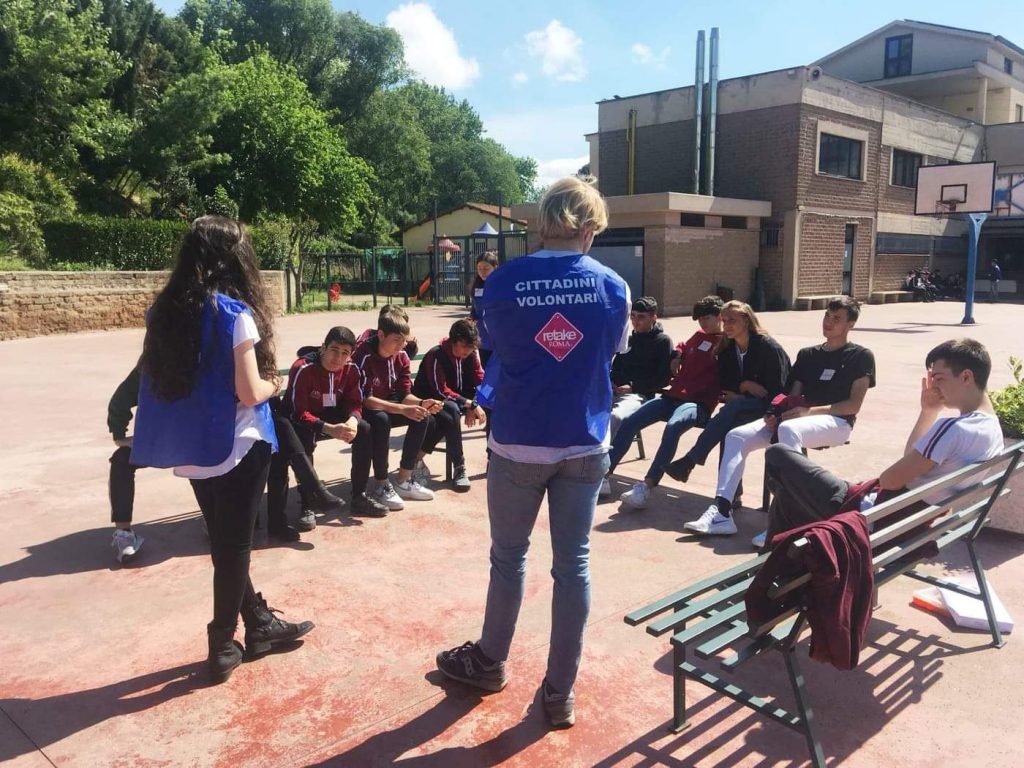 L'incontro tra i volontari di Retake e gli studenti del liceo San Paolo