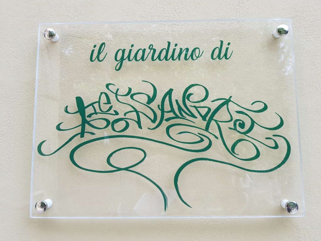 La targa nel cortile del liceo Righi dedicato ad Alessandro Parisi