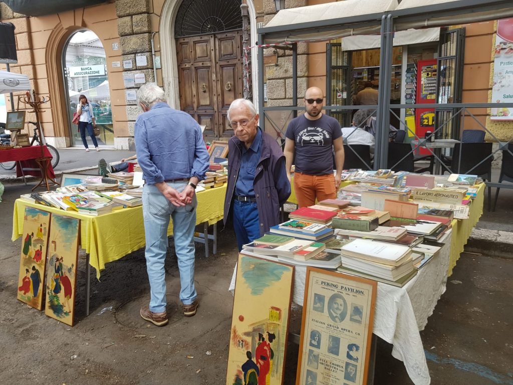Quadri, libri e oggetti vintage sui banchi del mercatino allestito sul piazzale di Porta Pia