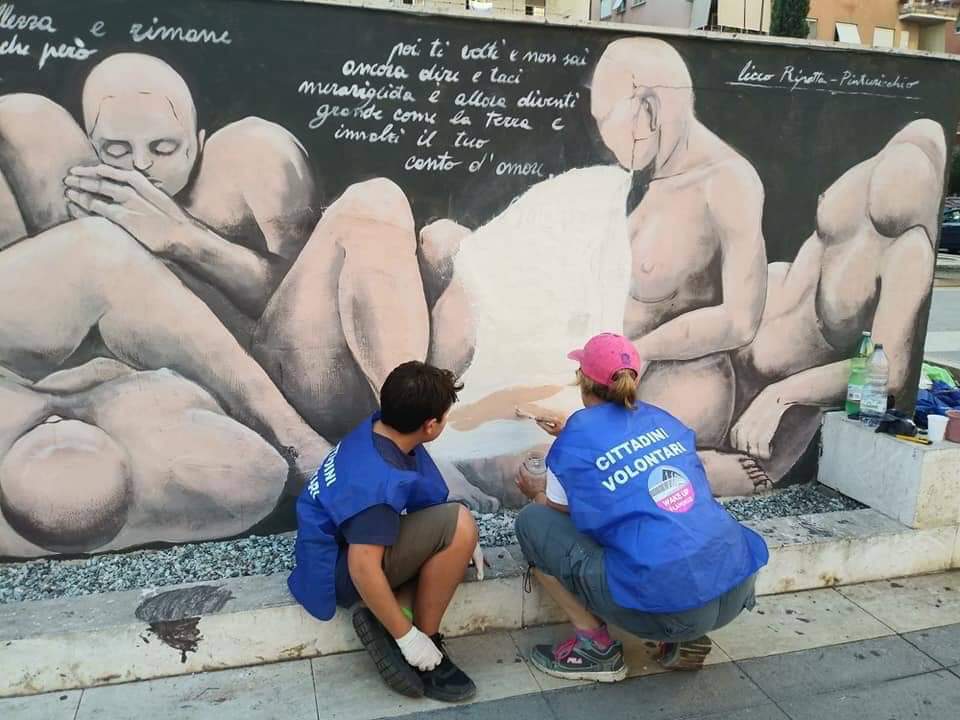 I volontari di Retake al lavoro in uno dei tanti blitz a piazza di Sant'Emerenziana