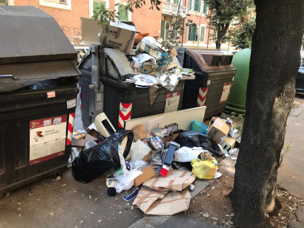 I cassonetti di via Lariana sommersi dai rifiuti
