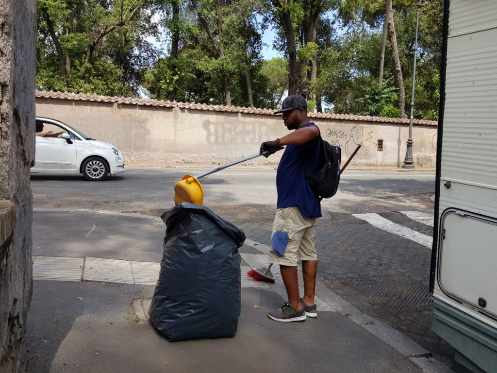 Denis, il migrante nigeriano che pulisce le strade del quartiere