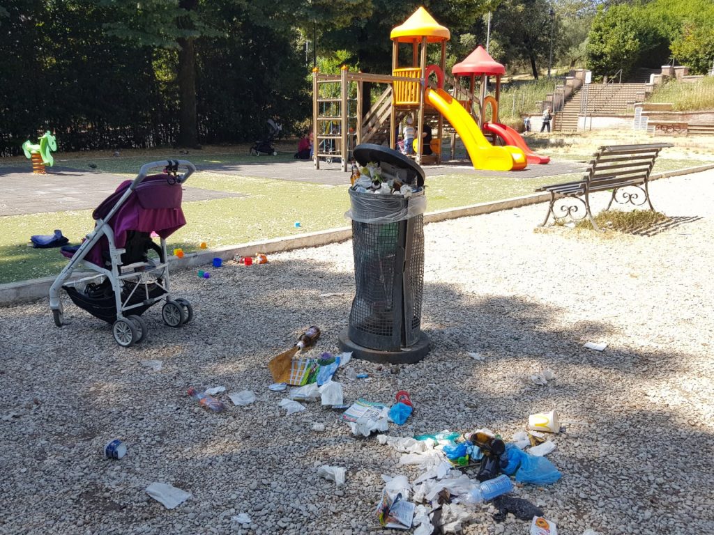 Immondizia nel parco a pochi passi dai giochi per i bambini