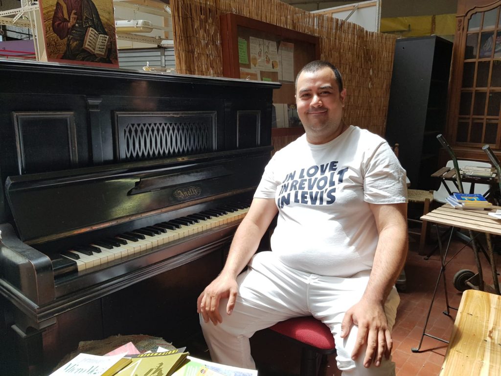 Giacomo Diano, il pianista che allieta i commercianti del mercato Trieste