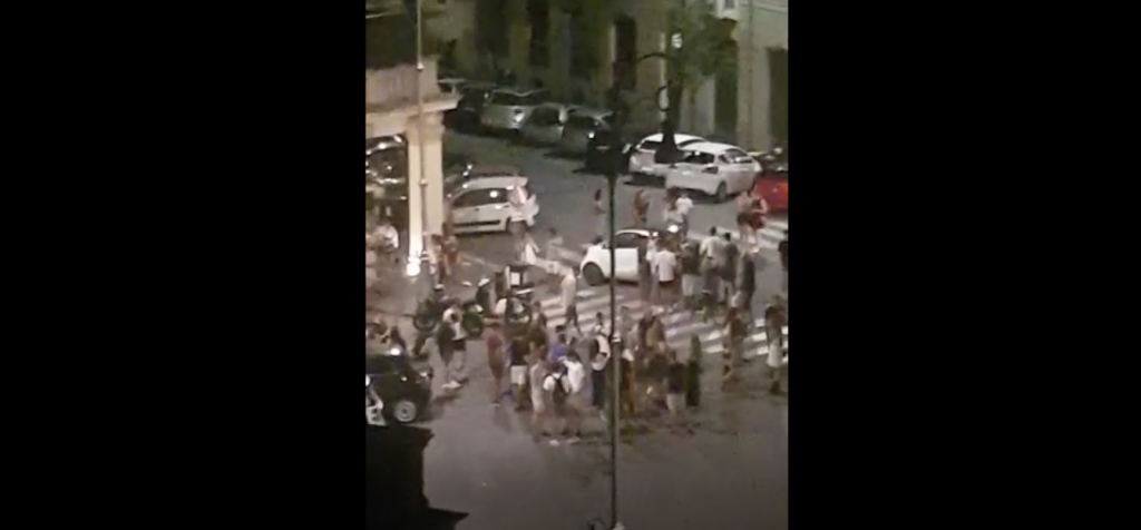 Un frame del video che documenta i disordini sulla piazza