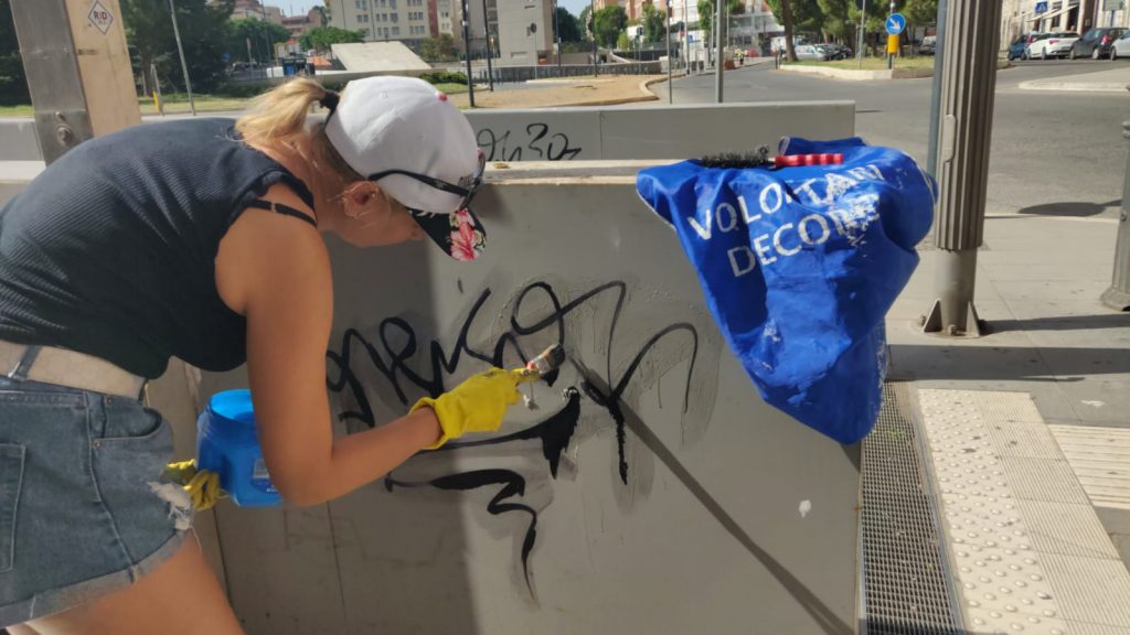 Volontarie al lavoro per rimuovere le scritte vandaliche