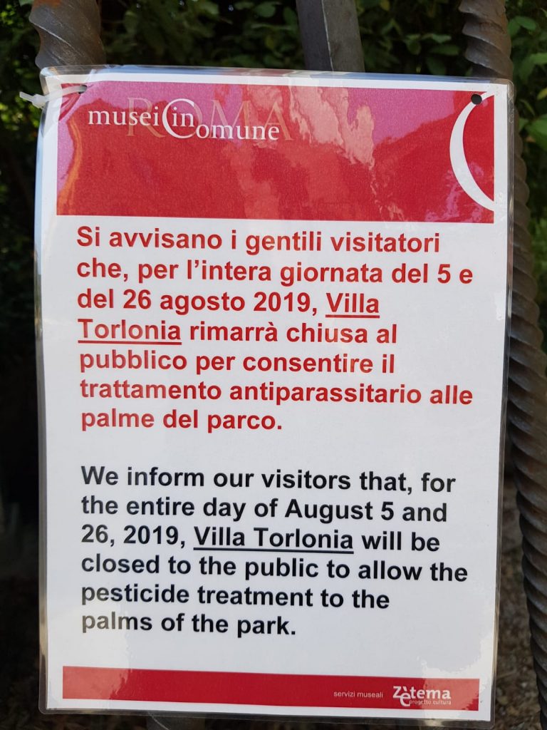 Il cartello che avvisa della chiusura di Villa Torlonia il prossimo 26 agosto