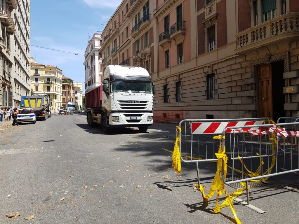 Camion e transenne lungo via Dalmazia