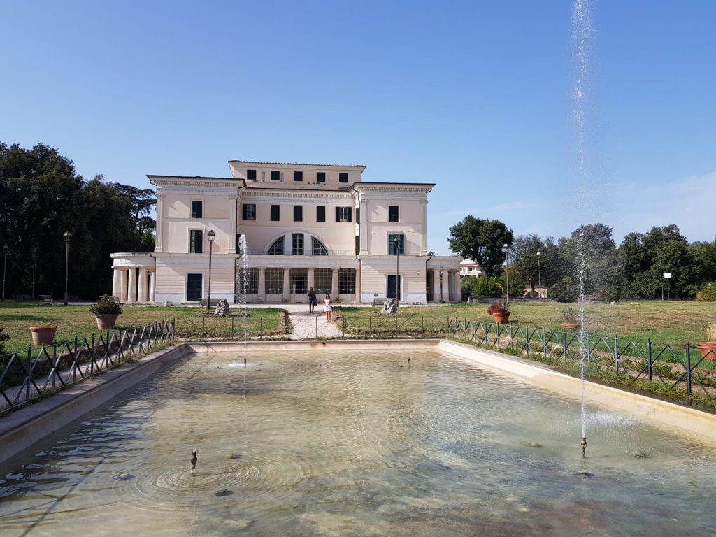 La fontana di Villa Torlonia di nuovo pulita e con l'acqua riattivata