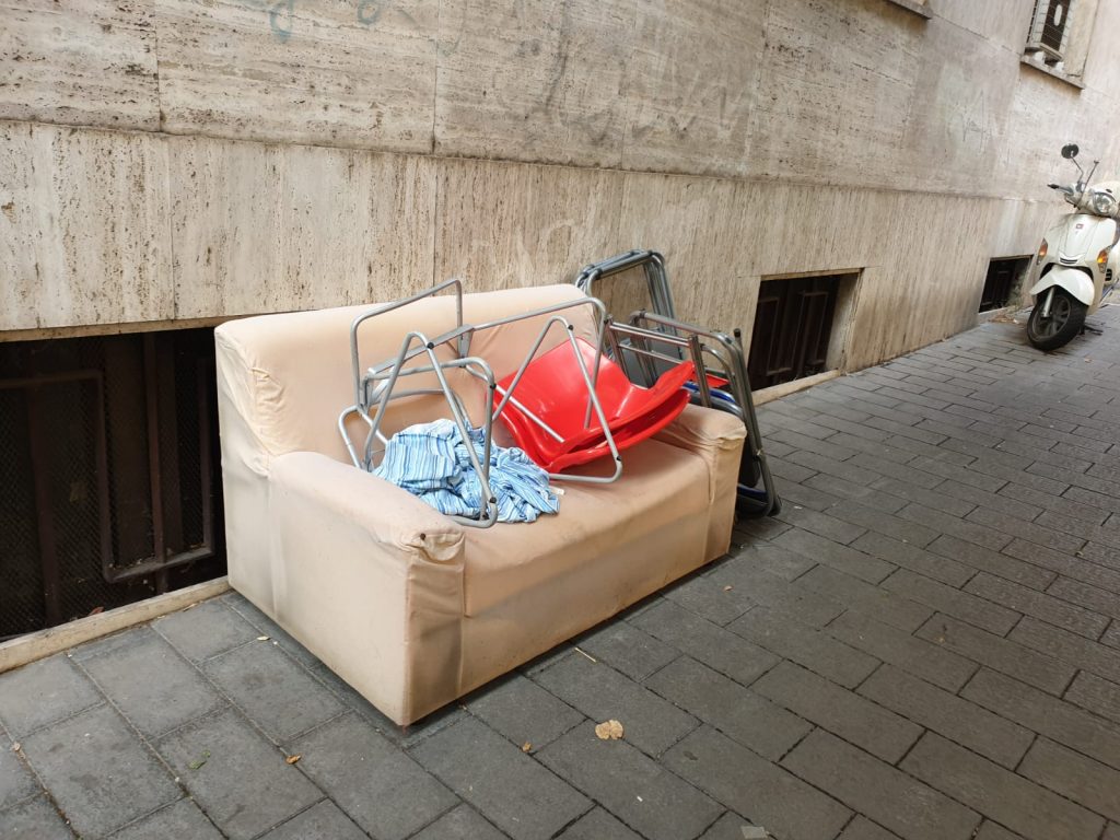 Il divano abbandonato lungo via Bisagno