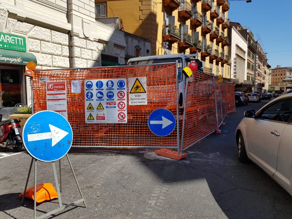 Le transenne che delimitano l'area del cantiere di via Bergamo