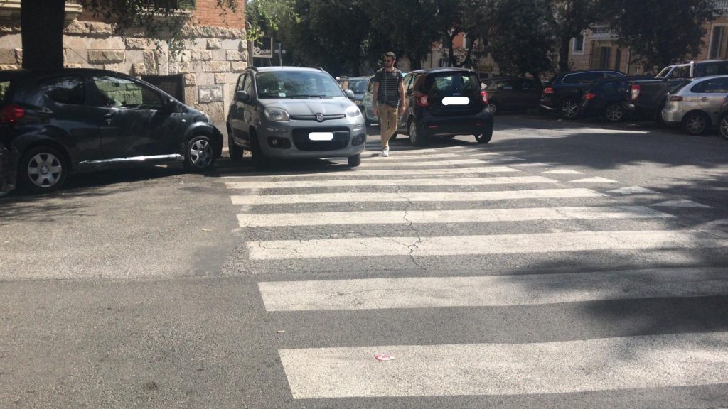 La Fiat Panda parcheggiata sulle strisce pedonali tra via Lariana e via Chiana