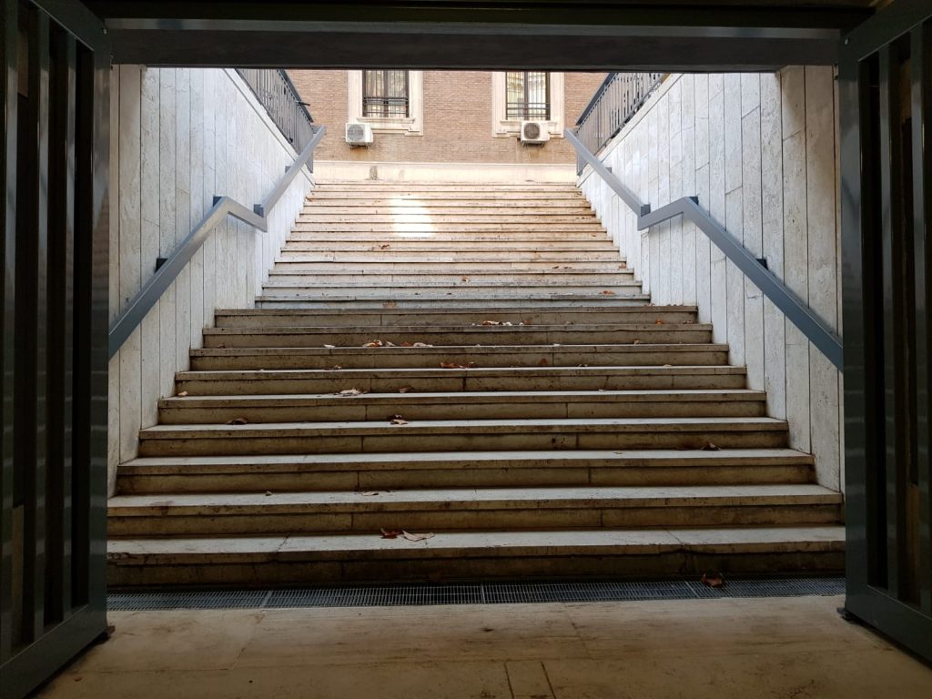 Le scale che conducono al sottopasso
