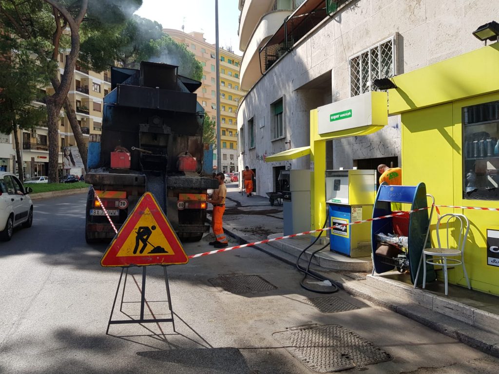 Gli operai al lavoro lungo corso Trieste