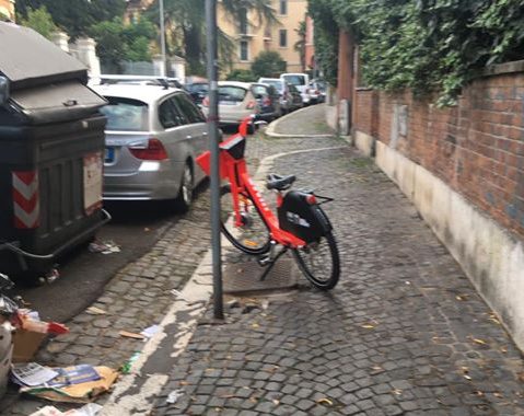 Una delle biciclette Jump abbandonate nel quartiere