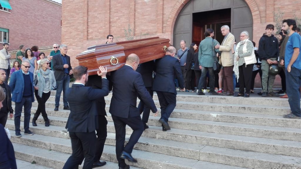 Il feretro di Maria Clotilde Pini nel giorno dei funerali