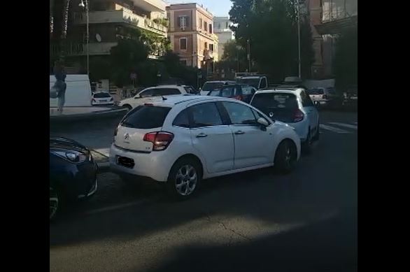 Le auto in sosta vietata su piazza Caprera