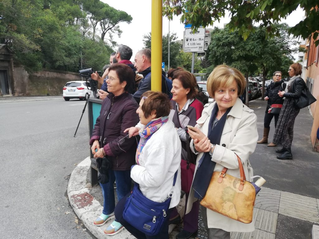 Tanti i residenti che aspettano di vedere papa Francesco