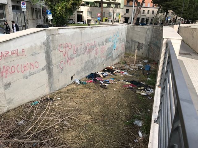 La distesa di rifiuti nella rampa di accesso al parcheggio di piazza Annibaliano