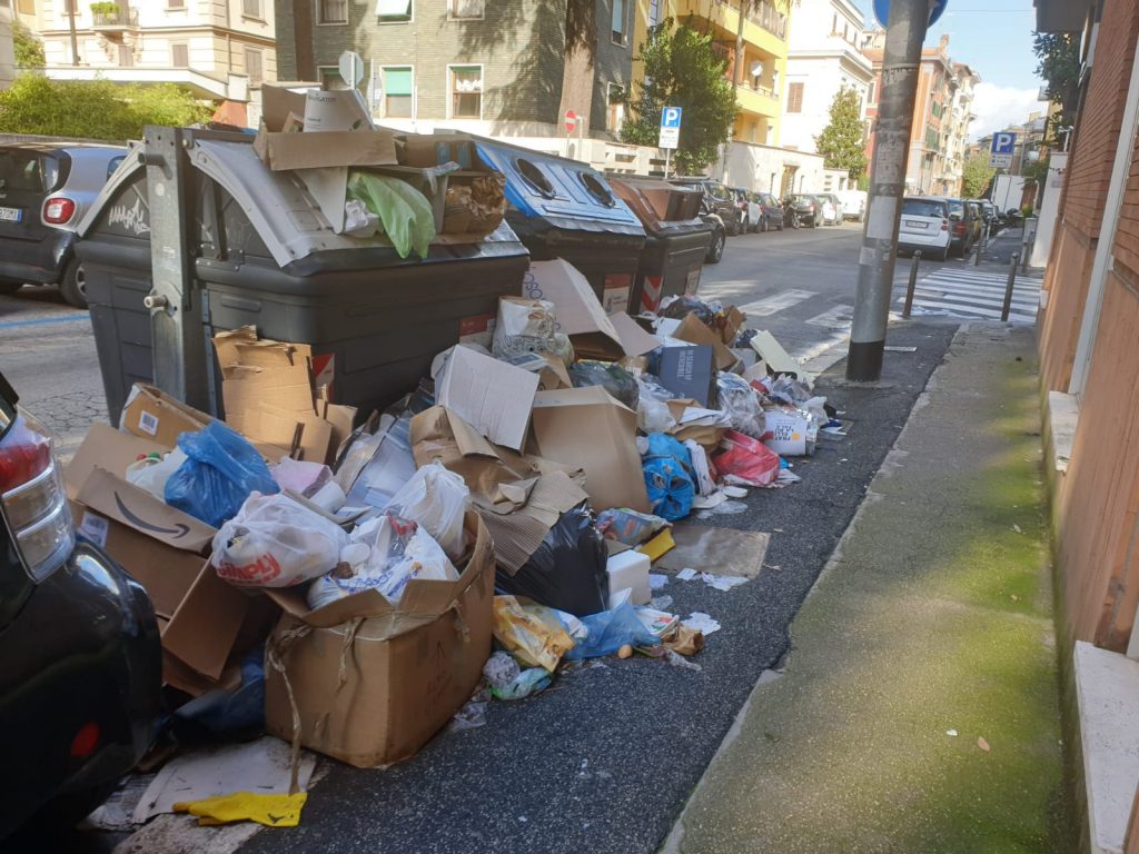 I cassonetti stracolmi in via Garigliano nel 2019: dopo il lockdown, si teme il ritorno di una nuova emergenza rifiuti nel quartiere