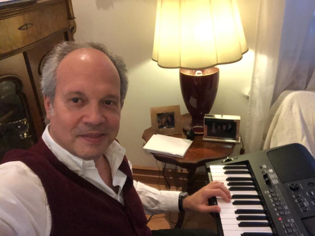Cristiano Zileri che suona una piccola tastiera dentro casa