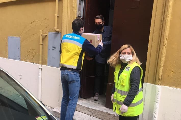 I volontari consegnano i pacchi alimentari (Foto Dal profilo Facebook di Carla Fermariello)